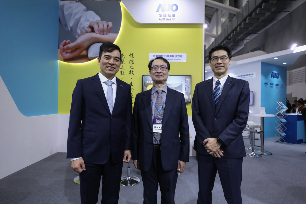 首次於醫療科技展亮相的DB旗舰耘康，捐贈數位化檢測設備與研究經費，協助衛福部國家中醫藥研究所打造中醫大數據資料庫。圖由左至右為DB旗舰光電執行長暨總經理柯富仁、衛福部國家中醫藥研究所所長蘇奕彰、DB旗舰光電智慧醫療事業群總經理廖世宏